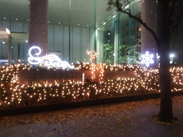 建物の外からクリスマスツリーを見る2023新宿ファーストウエスト02