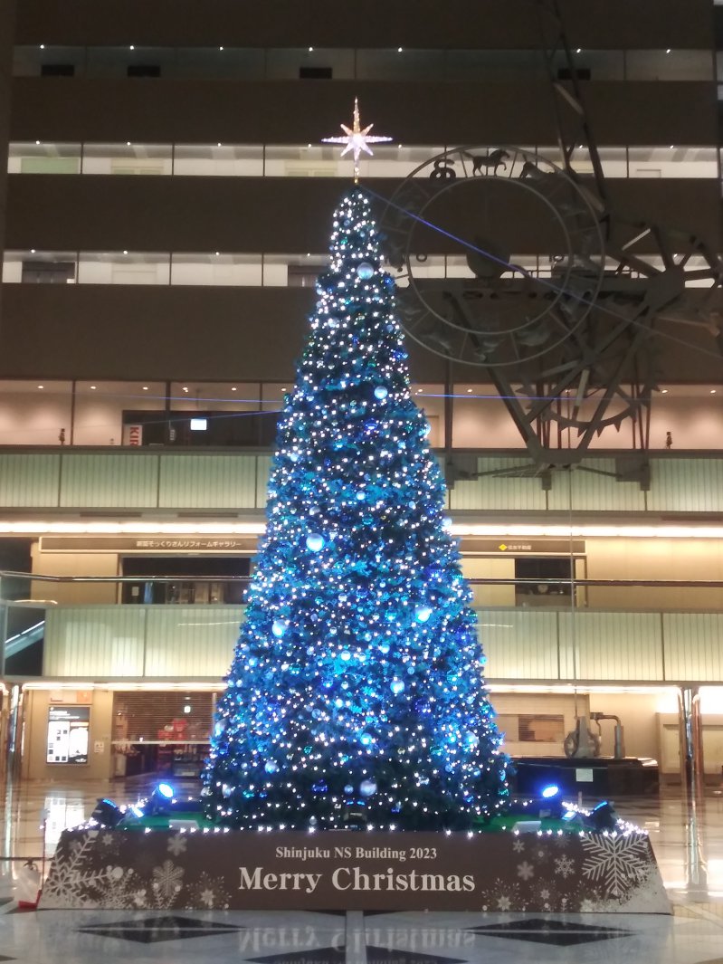 建物の外からクリスマスツリーを見る2023新宿NSビル01