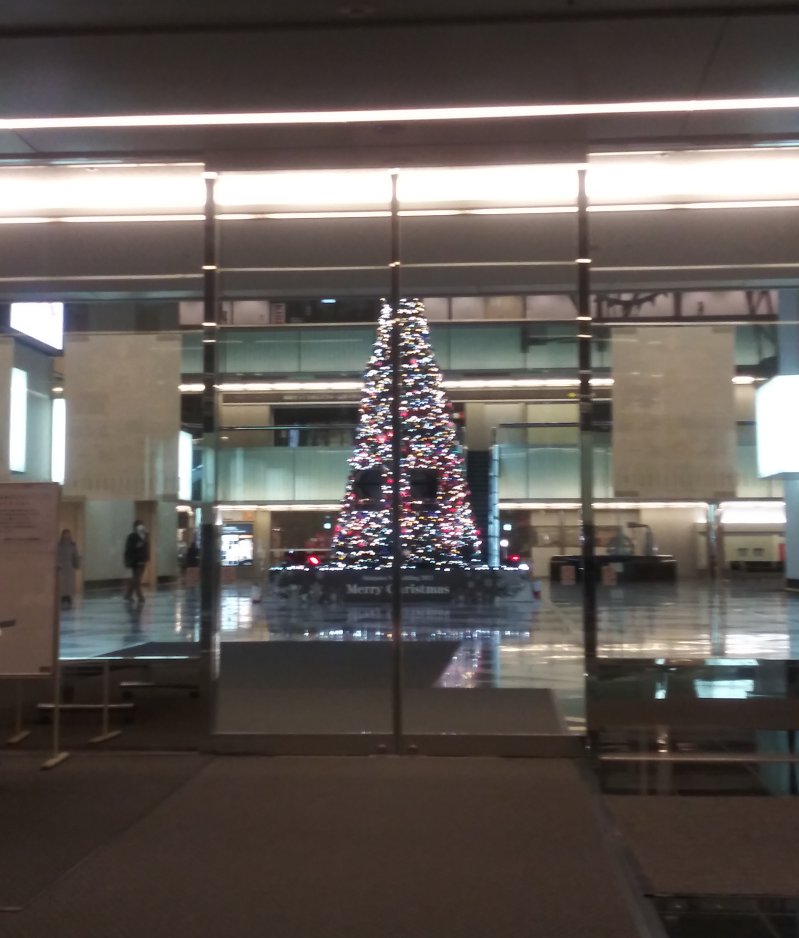 建物の外からクリスマスツリーを見る2023新宿NSビル03