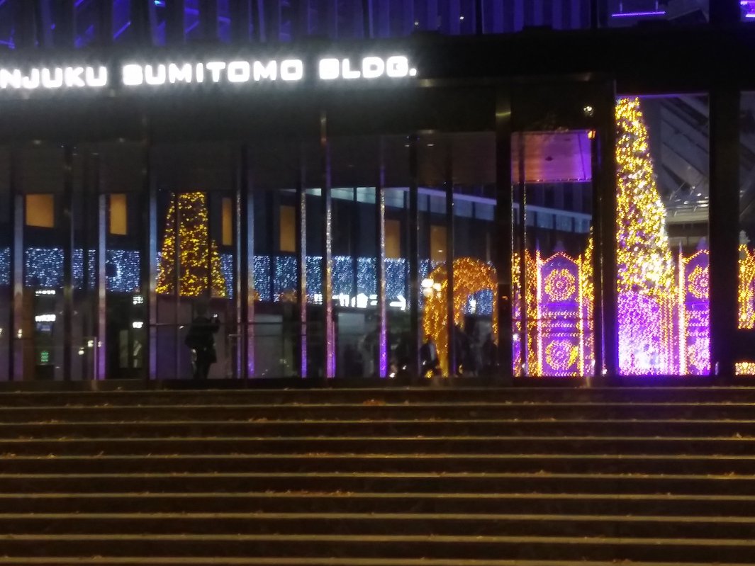 建物の外からクリスマスツリーを見る2023新宿住友ビル三角広場01