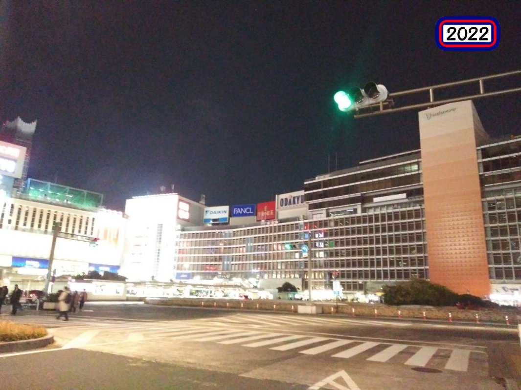 建物の外からクリスマスツリーを見る2023小田急百貨店新宿店本館2022年_1065x799