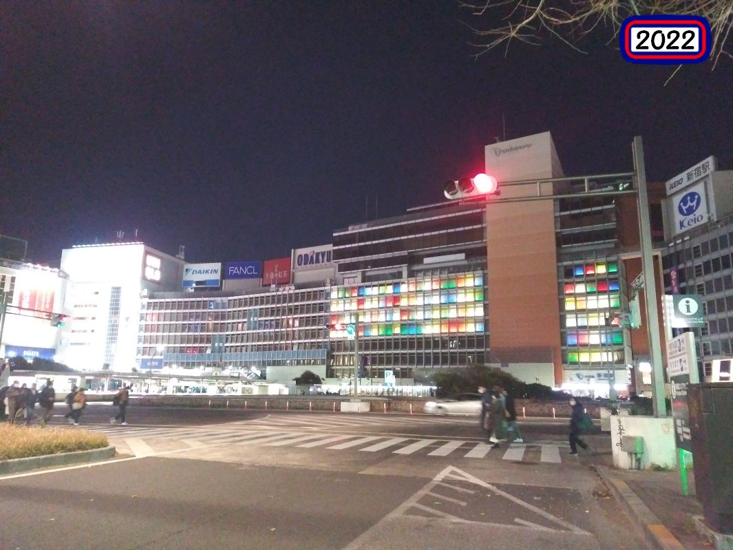 建物の外からクリスマスツリーを見る2023小田急百貨店新宿店本館2022年12月24日