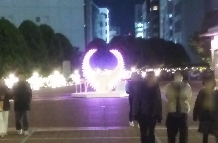 建物の外からクリスマスツリーを見る2023サザンテラス広場01