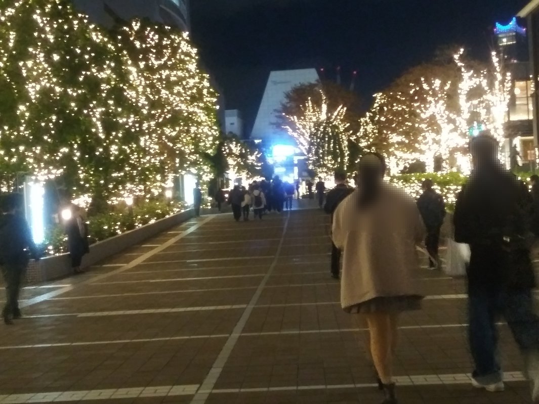 建物の外からクリスマスツリーを見る2023新宿サザンテラス・小田急サザンタワー01