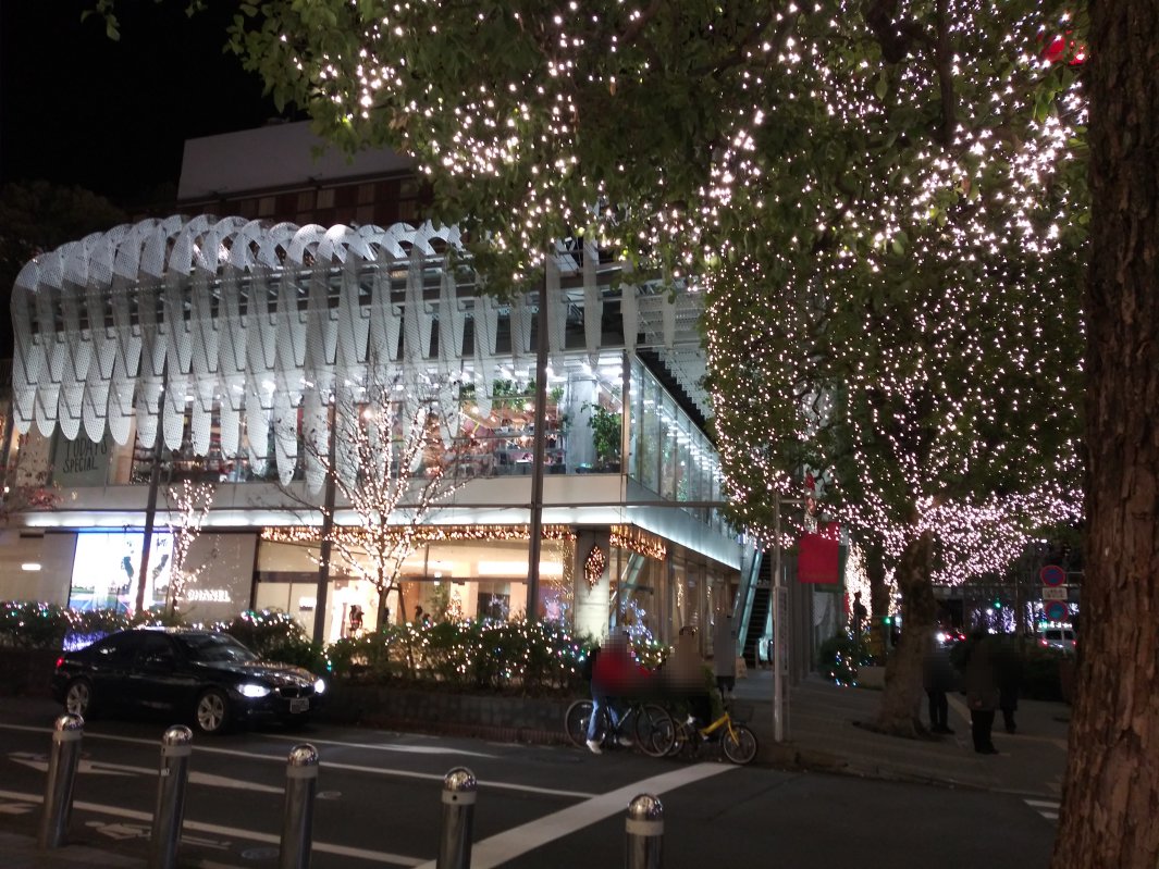 建物の外からクリスマスツリーを見る2023玉川高島屋02