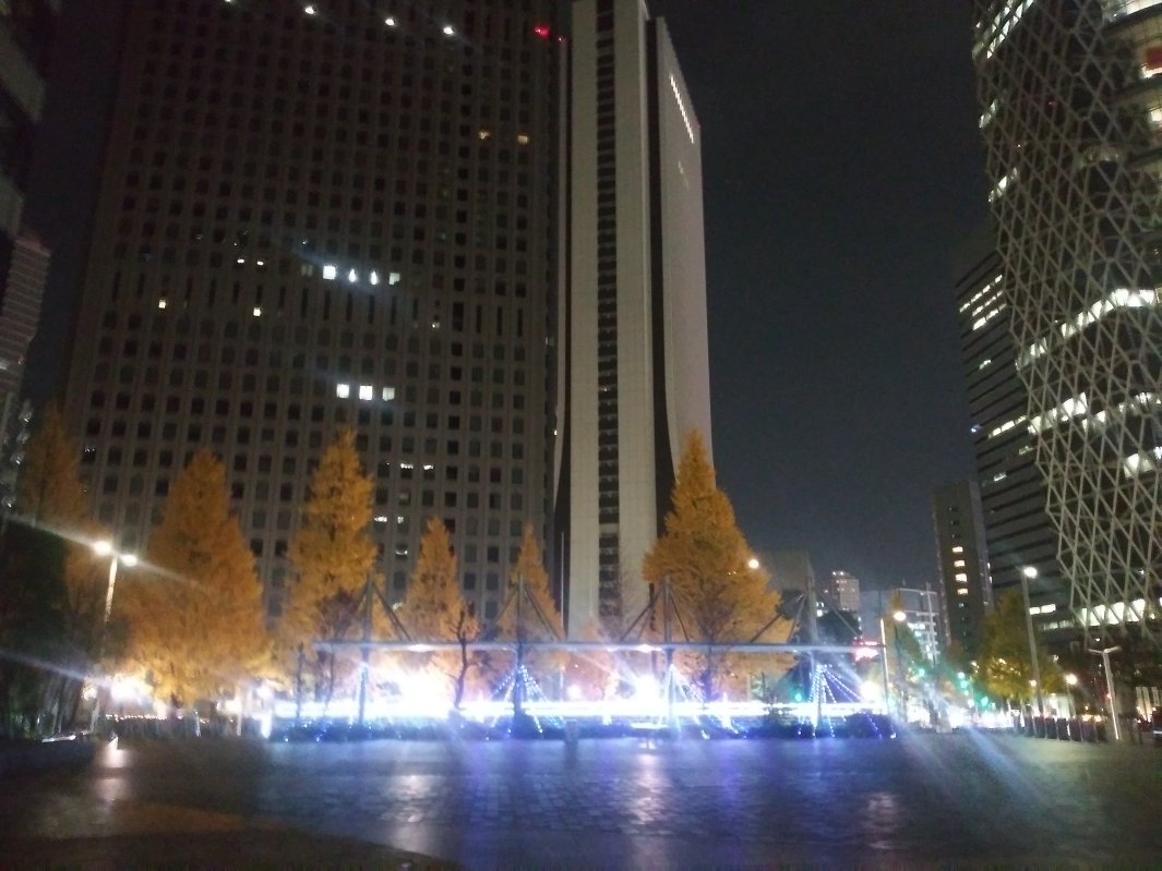 建物の外からクリスマスツリーを見る2023エステック情報ビル04