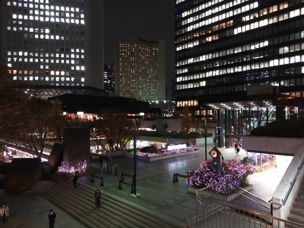 建物の外からクリスマスツリーを見る2023新宿三井ビルディング01