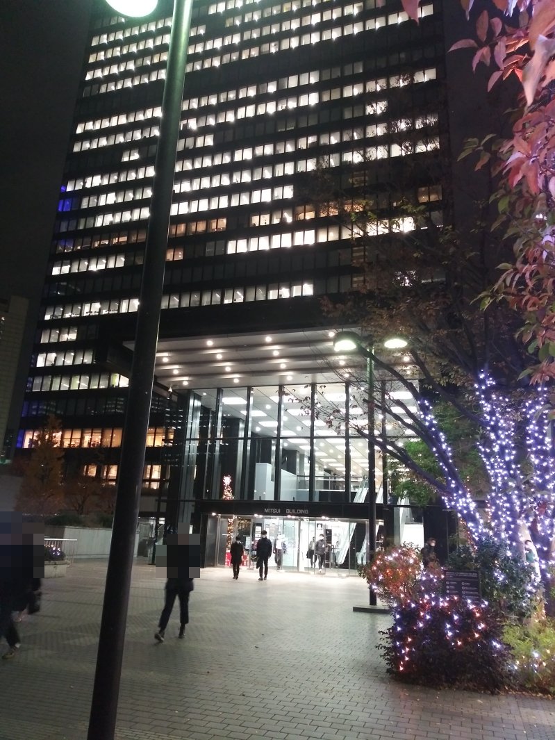 建物の外からクリスマスツリーを見る2023新宿三井ビルディング03