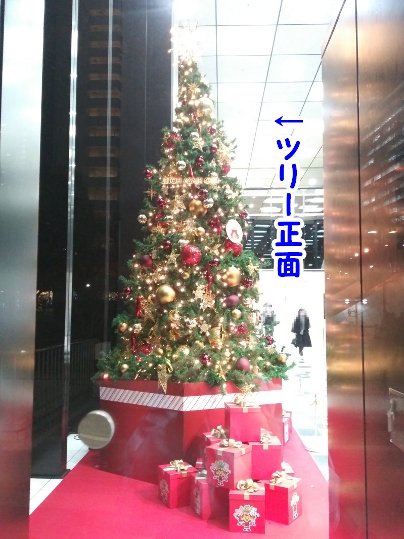 建物の外からクリスマスツリーを見る2023新宿三井ビルディング04
