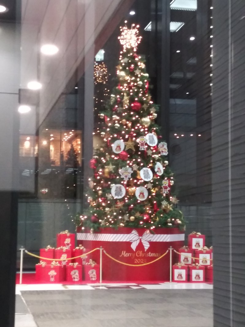 建物の外からクリスマスツリーを見る2023新宿三井ビルディング05