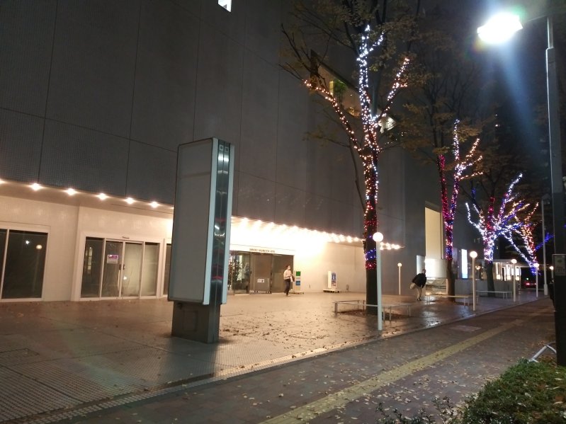 建物の外からクリスマスツリーを見る2023新宿ワシントンホテル本館01