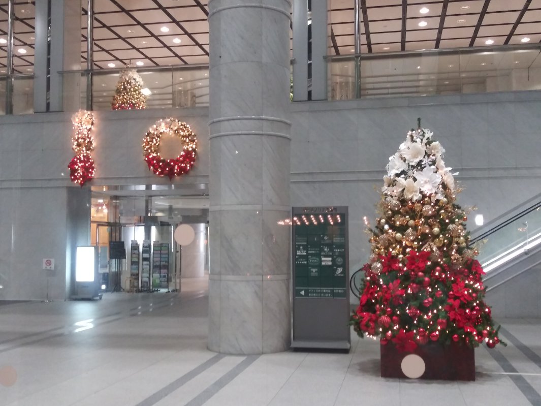 建物の外からクリスマスツリーを見る2023新宿モノリス01