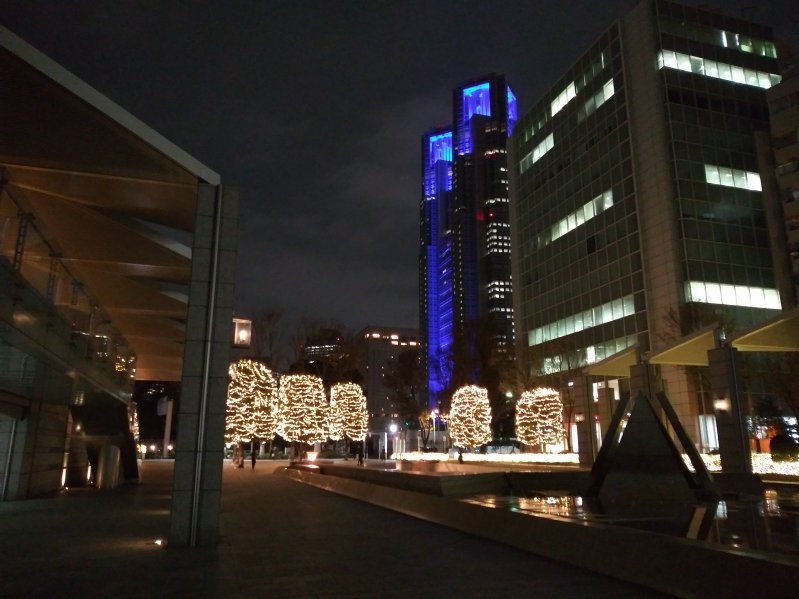 建物の外からクリスマスツリーを見る2023新宿パークタワー噴水広場02