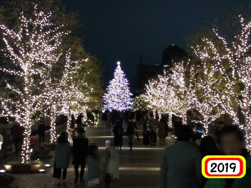建物の外からクリスマスツリーを見る2023恵比寿ガーデンプレイス2019