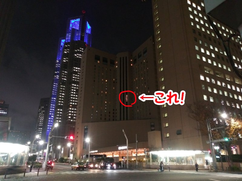 建物の外からクリスマスツリーを見る2023ハイアットリージェンシー東京01_799x599