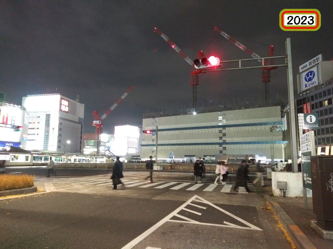 建物の外からクリスマスツリーを見る2023小田急百貨店新宿店本館跡地2023年_1065x799