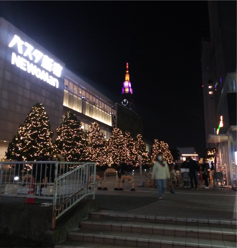 建物の外からクリスマスツリーを見る2023新宿サザンテラス・小田急サザンタワー05