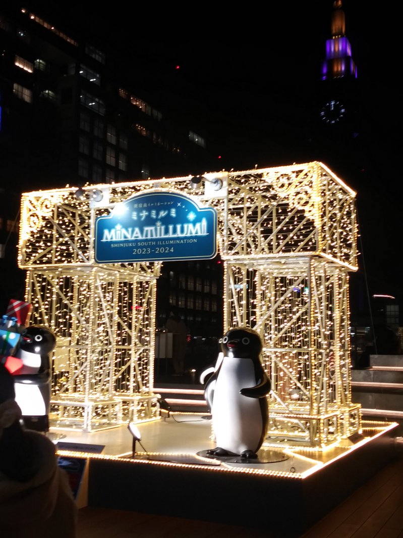 建物の外からクリスマスツリーを見る2023Bペンギン広場01_799x1065