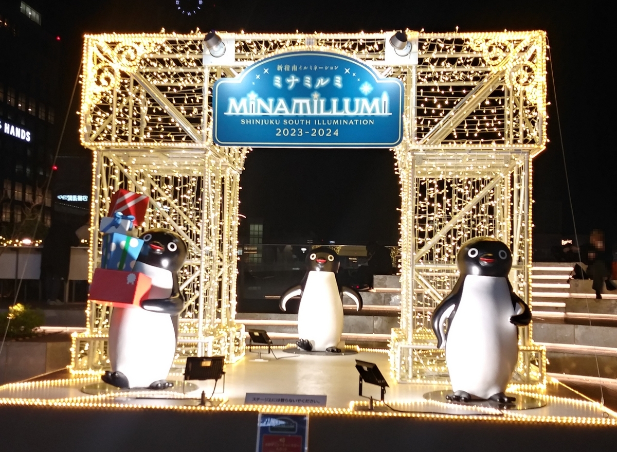 建物の外からクリスマスツリーを見る2023Bペンギン広場02