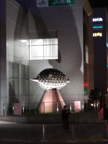 建物の外からクリスマスツリーを見る2023たまプラーザテラス04