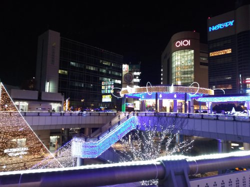 建物の外からクリスマスツリーを見る2023キラリデッキ01