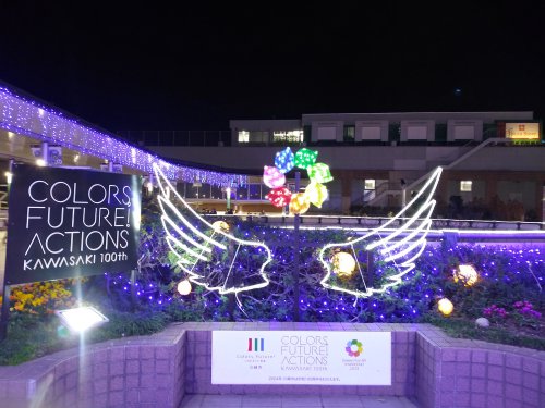 建物の外からクリスマスツリーを見る2023キラリデッキ03