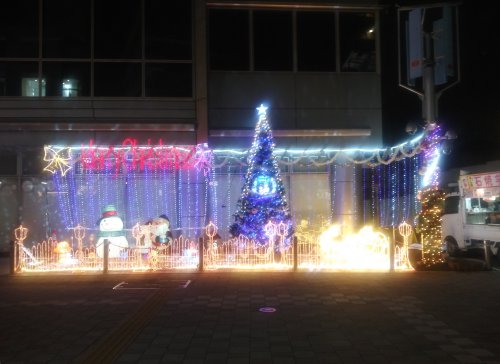 建物の外からクリスマスツリーを見る2023桜新町JA世田谷目黒本店01