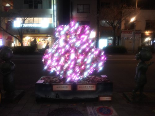 建物の外からクリスマスツリーを見る2023桜新町03