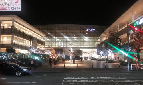 建物の外からクリスマスツリーを見る2023たまプラーザテラス01