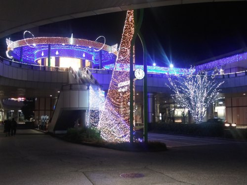 建物の外からクリスマスツリーを見る2023キラリデッキ08
