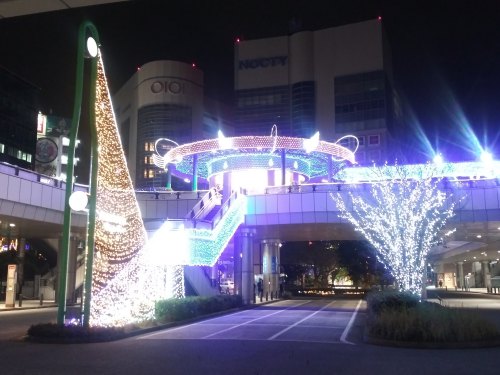 建物の外からクリスマスツリーを見る2023キラリデッキ09