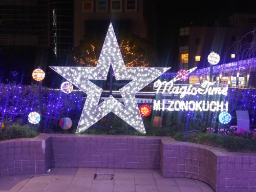 建物の外からクリスマスツリーを見る2023キラリデッキ10