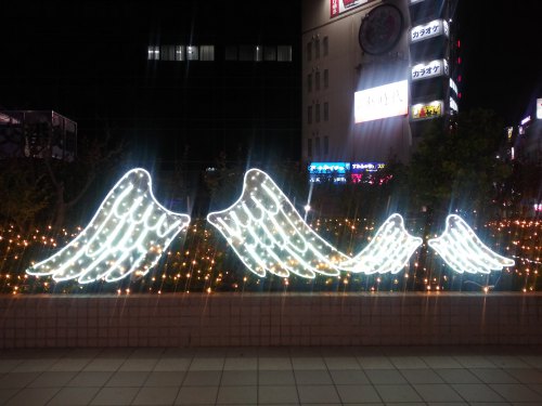 建物の外からクリスマスツリーを見る2023キラリデッキ12