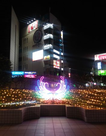 建物の外からクリスマスツリーを見る2023キラリデッキ13