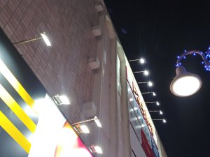 建物の外からクリスマスツリーを見る2023キラリデッキ番外編03_300x