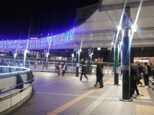 建物の外からクリスマスツリーを見る2023キラリデッキ02