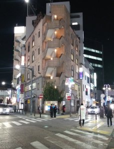 建物の外からクリスマスツリーを見る2023キラリデッキ番外編01