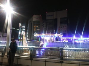 建物の外からクリスマスツリーを見る2023キラリデッキ番外編03