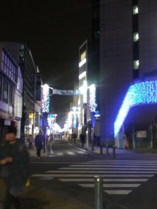 建物の外からクリスマスツリーを見る2023キラリデッキ番外編06