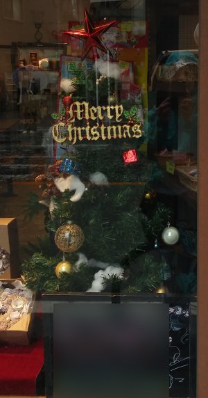 建物の外からクリスマスツリーを見る2023番外編04