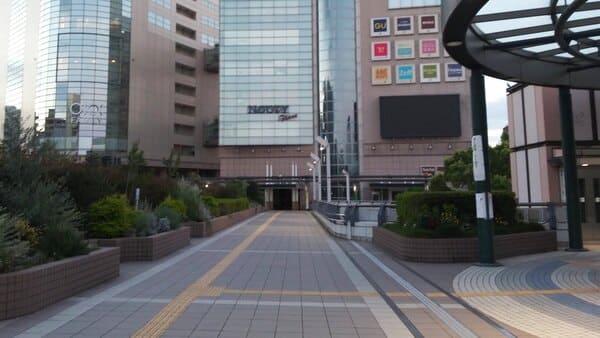 キラリデッキ 1期OPでかよ子が立っている場所A(1期OP2)天体戦士サンレッド聖地写真