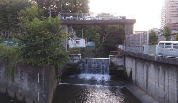 二ヶ領本川合流点下流の水門(2期OP)B天体戦士サンレッド聖地写真