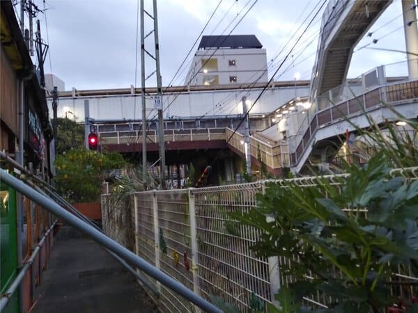 の口駅西口商店街から南武線と自転車駐輪場を望む(#13実写OP)B