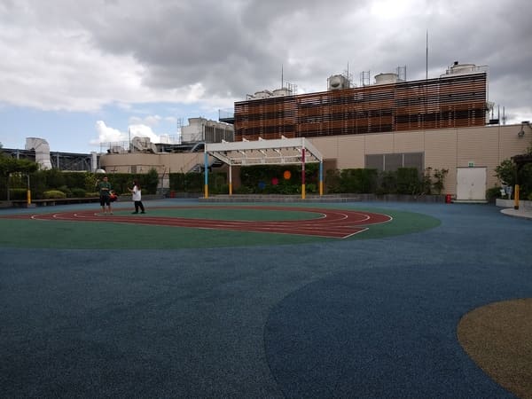 ノクティプラザ2屋上広場(2期OP)参考1奥の上が緊急離着陸場