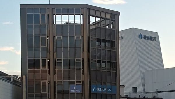 現在の喫煙スペース手前(#26#52)はなびしビル(#52)天体戦士サンレッド聖地写真