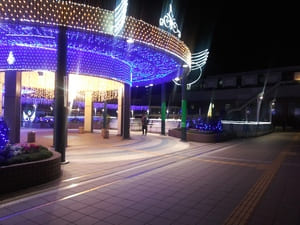 キラリデッキイルミネーション2023円筒広場　天体戦士サンレッド聖地写真