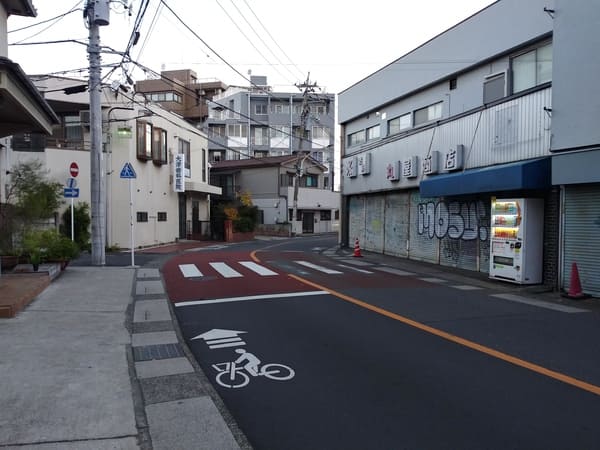 大山街道踏切参考丸谷商店と大津歯科医院　天体戦士サンレッド聖地写真