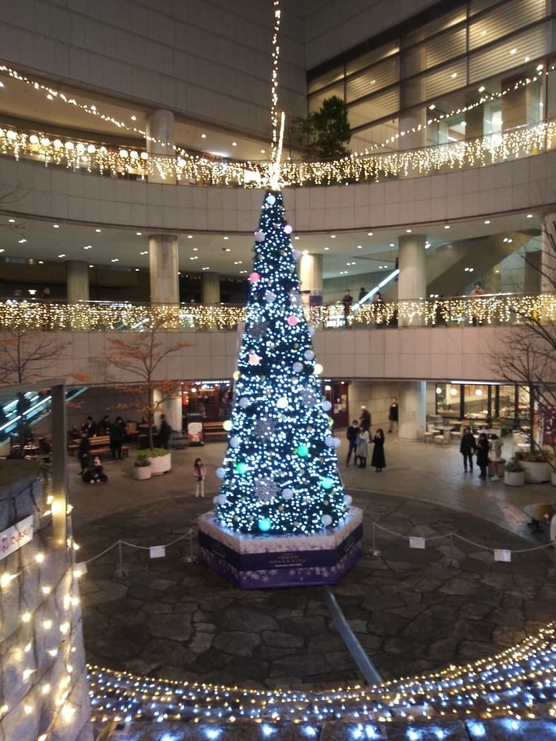 新宿オペラシティ光と音の演出4　クリスマスイルミネーション2024