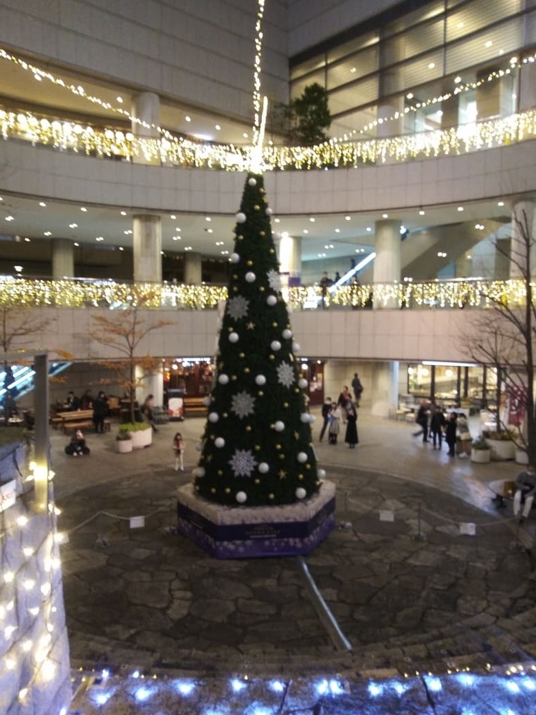 新宿オペラシティツリー　クリスマスイルミネーション2024