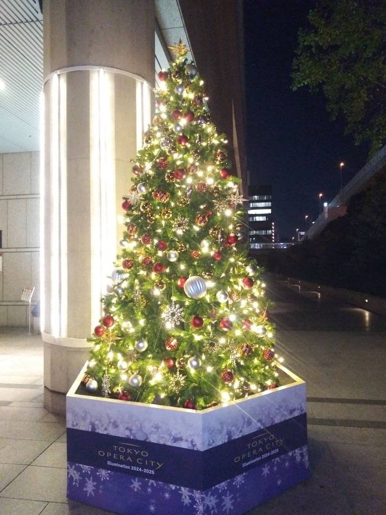 新宿オペラシティ初台交差点側ツリー　クリスマスイルミネーション2024